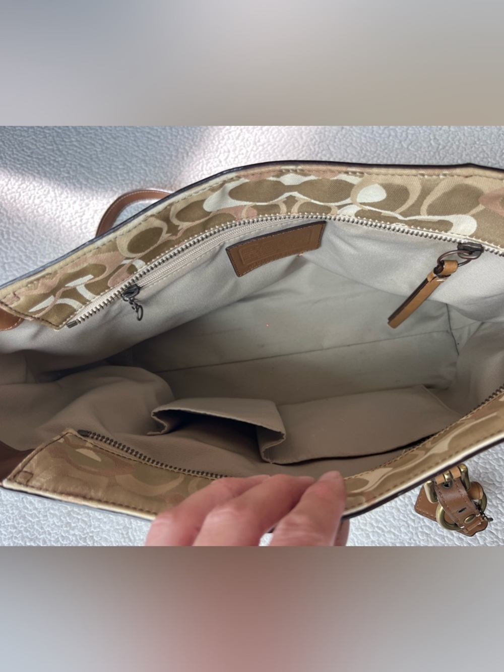 COACH SIGNATURE CANVAS TOTE BAG GOLD - Picture 5 of 10